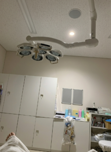薄暗い分娩台